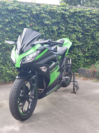 Kawasaki Ninja 300 300! Akrapovic / ABS / bj 2016