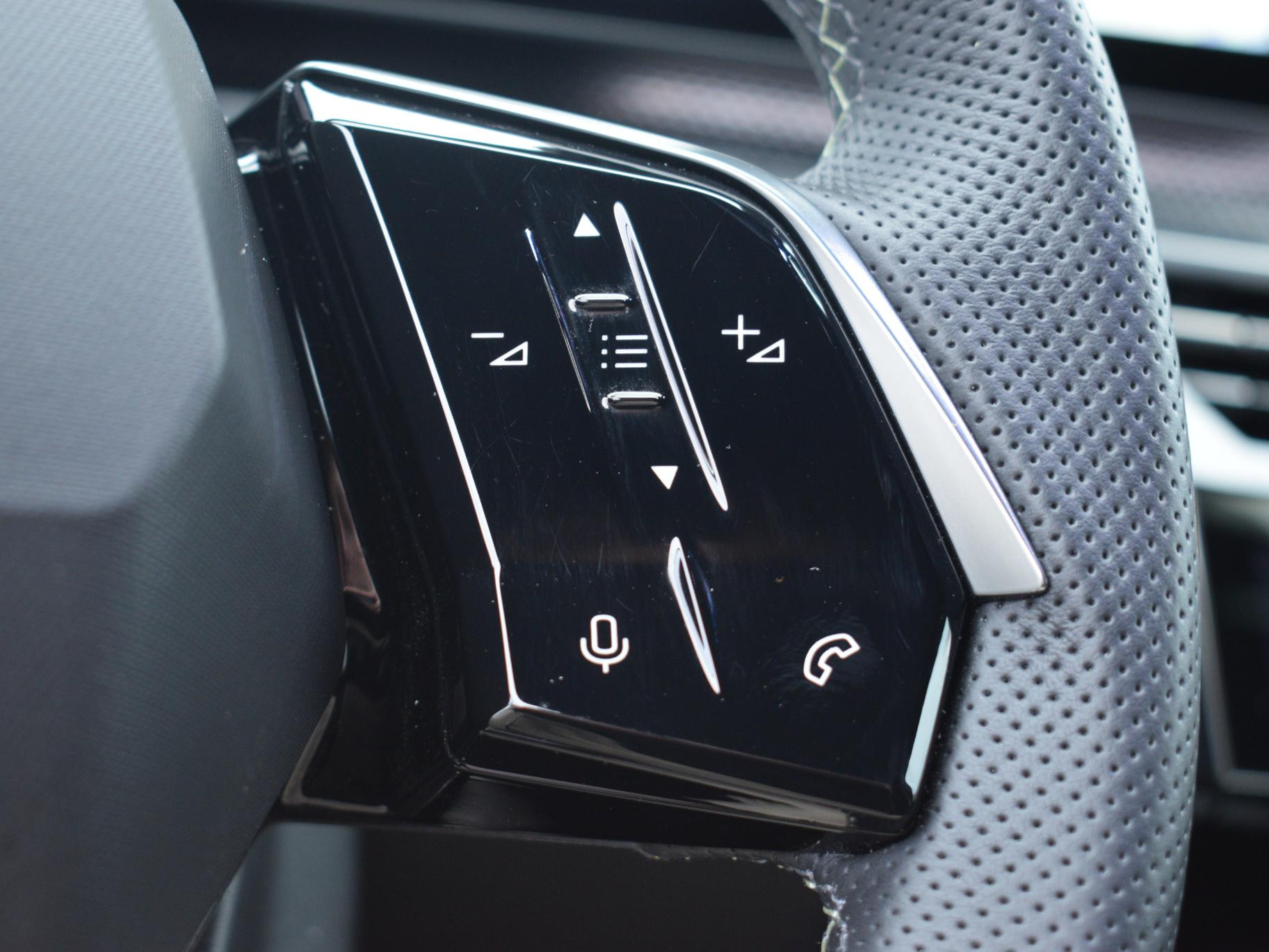 Hoofdafbeelding Peugeot e-3008