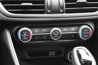 Alfa Romeo Giulia Alfa Romeo Giulia 2.0 T 280PK GME AWD VELOCE | ROSSO ETNA | SPERDIFFERENTIEEL Q4 | HARMAN KARDON BEAUTIFUL SOUND PACK 900W INCLUSIEF LEDEREN DASHBOARD | ALARM SYSTEEM | RIJASSISTENPAKKET | DODEHOEK DETECTIE | ELEKTRISCH BEDIENBARE VOORSTOELEN MET GEHEUGEN FUNCTIE | LEDEREN BEKLEDING | ZWARTE HEMELBEKLEDING | FULL LED MATRIX KOPLAMPEN | NAVIGATIE | APPLE CARPLAY/ANDROID AUTO | PARKEERSENSOREN VOOR EN ACHTER | 19