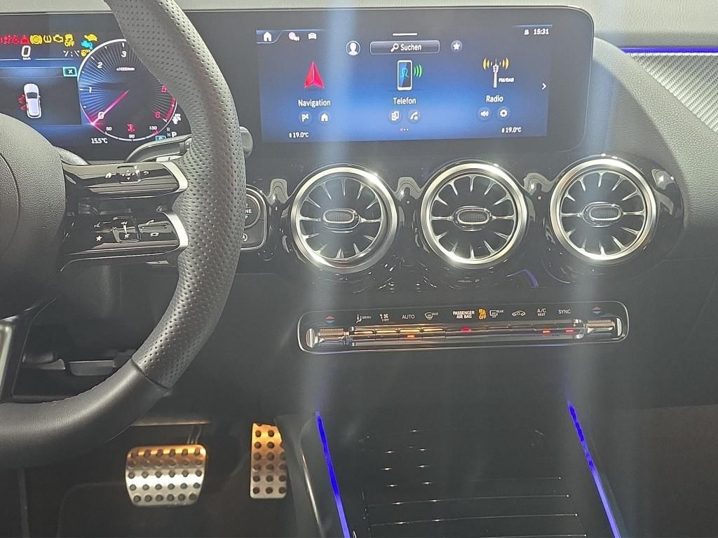 Mercedes-Benz-GLA-image-16