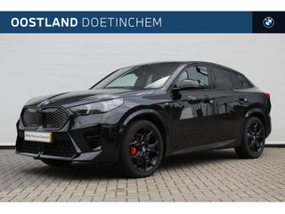 BMW iX2 eDrive20 High Executive M Sport / Panoramadak / Trekhaak / Sportstoelen / M Adaptief onderstel / Comfort Access / Stoelverwarming / Adaptieve LED / Parking Assistant Plus / Head-Up / Harman-Kardon