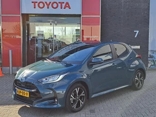 Hoofdafbeelding Toyota Yaris Toyota Yaris 1.5 HYBRID 115 DYNAMIC APPLE/ANDROID LED CAMERA NAVI STUUR- & STOELVERW. 16"LM-VELGEN P-SENSOREN