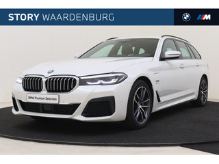 BMW 5 Serie Touring 530e xDrive High Executive M Sport Automaat / Sportstoelen / Trekhaak / Achteruitrijcamera / Stoelverwarming / Cruise Control / Live Cockpit Professional