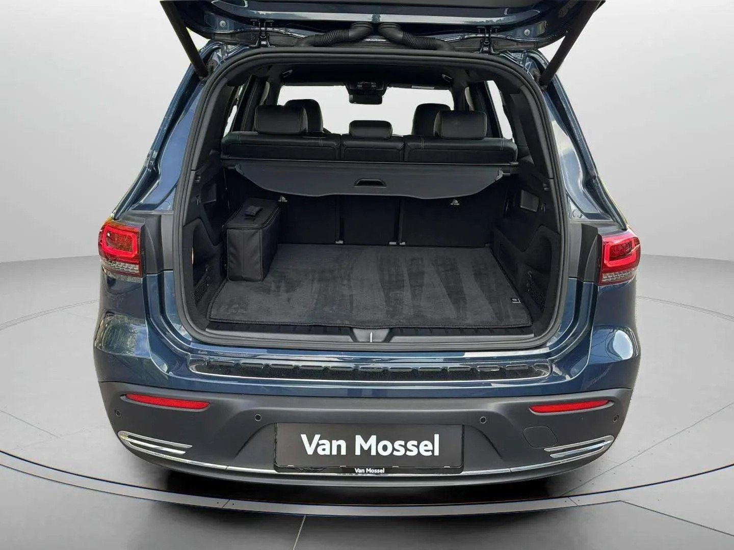 Mercedes-Benz-EQB-image-10