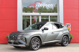 Hyundai Tucson 1.6 T-GDI PHEV 252PK 20TH ANNIVERSARY+SKY *NIEUW* | PANORAMISCH SCHUIF/KANTELDAK | STUUR / STOELVERWARMING | FULL LED KOPLAMPEN | HALF ALCANTARA / LEDER 20TH ANNIVERSARY DESIGN MET GROENE STIKSELS | NAVIGATIE | ADAPTIVE CRUISE CONTROL | DRAADLOOS APPLE CARPLAY / ANDROID AUTO | DRAADLOOS TELEFOONLADER | ELEKTRISCH BEDIENBARE ACHTERKLEP | DODEHOEK DETECTIE | 3 FASE CLIMATE CONTROL | KRELL PREMIUM AUDIO | 19"INCH 20TH ANNIVERSARY VELGEN | ZONWERING IN ACHTER PORTIEREN | PINE GREEN MATTE METALLIC LAK | DEURLIJSTEN MET LUXE AFWERKING | DAKRAILS ZWART |