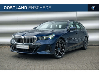 BMW 5 Serie Touring 550e xDrive M Sport Automaat / Panoramadak / Trekhaak / Adaptief onderstel professional / Stoelventilatie / Adaptieve LED / Stoelverwarming / Live Cockpit Professional