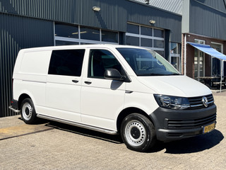 Volkswagen Transporter 2.0 TDI L2H1 DC Btw en Bpm vrij!! Automaat Dubbele schuifdeur Airco Cruise controle Telefoonverbinding Trekhaak 2500kg trekgewicht 5-Persoons Euro 6 DC 1e eigenaar Ex overheid Dealer onderhouden