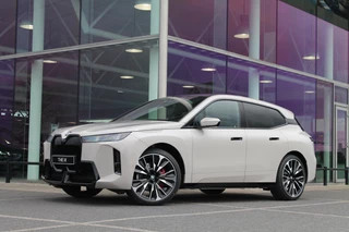 BMW iX xDrive60 M Sport / Panoramadak Sky Lounge / Trekhaak / M Multifunctionele Stoelen / Soft-Close / Bowers & Wilkins / Parking Assistant Professional