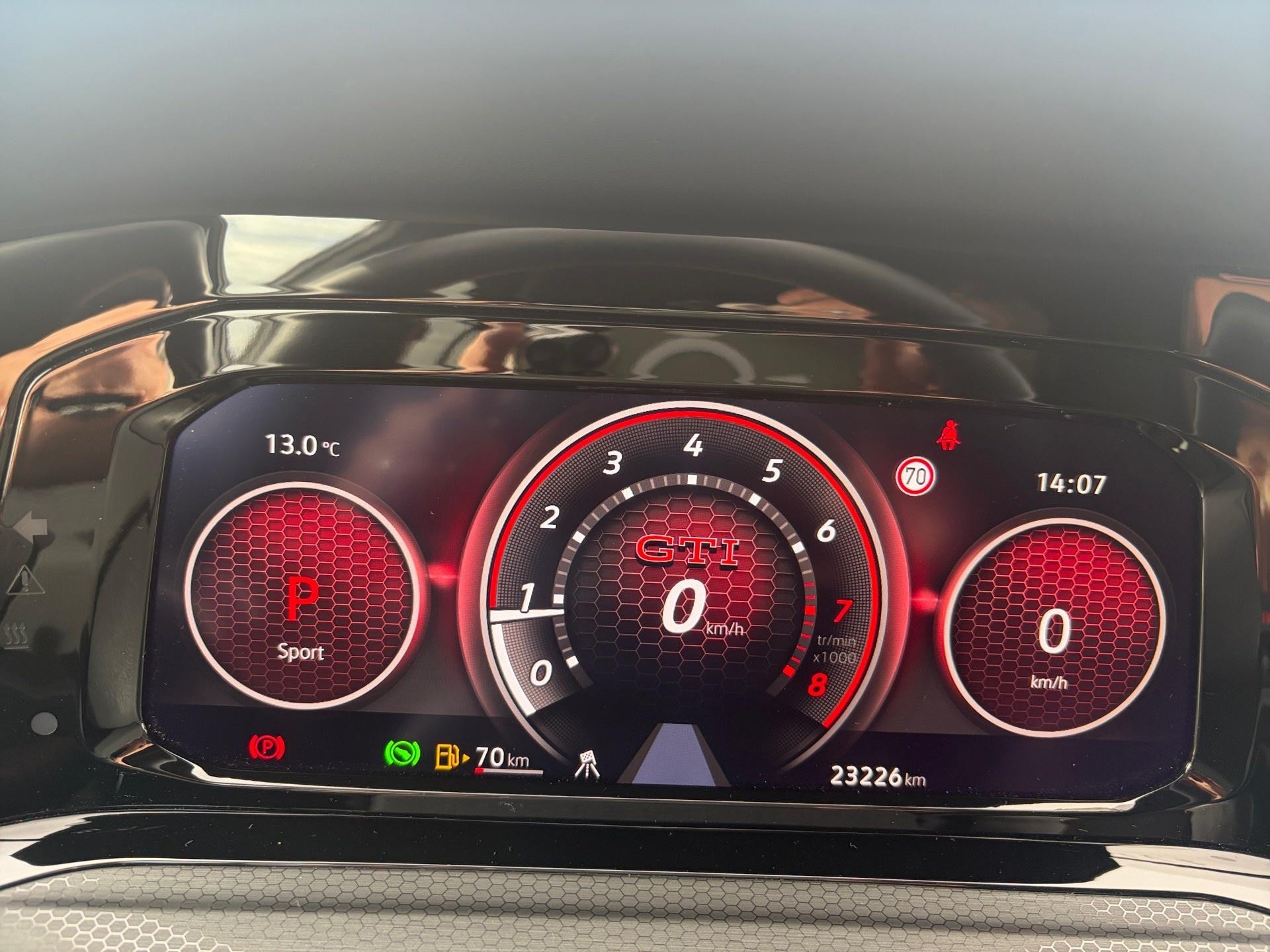 Volkswagen-Golf-image-1