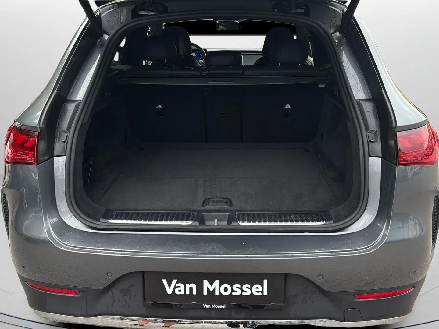 Mercedes-Benz-EQE-image-13