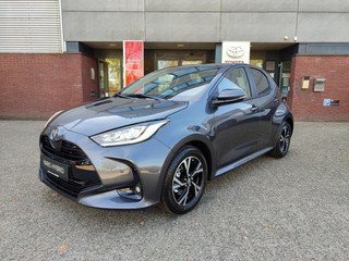 Hoofdafbeelding Toyota Yaris Toyota Yaris Hybrid 115 DYNAMIC NIEUW DIRECT LEVERBAAR! STOEL/STUURVERW BLIND SPORT PARK-SENSOREN KEYLESS 16'' LM-VELGEN CAMERA APPLE/ANDROID NAVI CLIMA AD-CRUISE