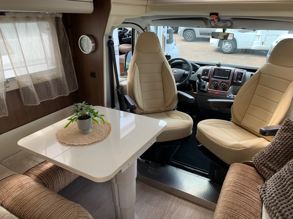 Hoofdafbeelding Roller Team T-line 255 Airco 6x Slaappl. 5 Gordels