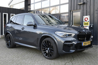 Hoofdafbeelding BMW X5 BMW X5 xDrive45e High Executive M- Pakket | SOH 97% | 22" | Carbon | Laser | Head-Up | Drive Assist + | Sfeerverl. | Dealer onderhouden