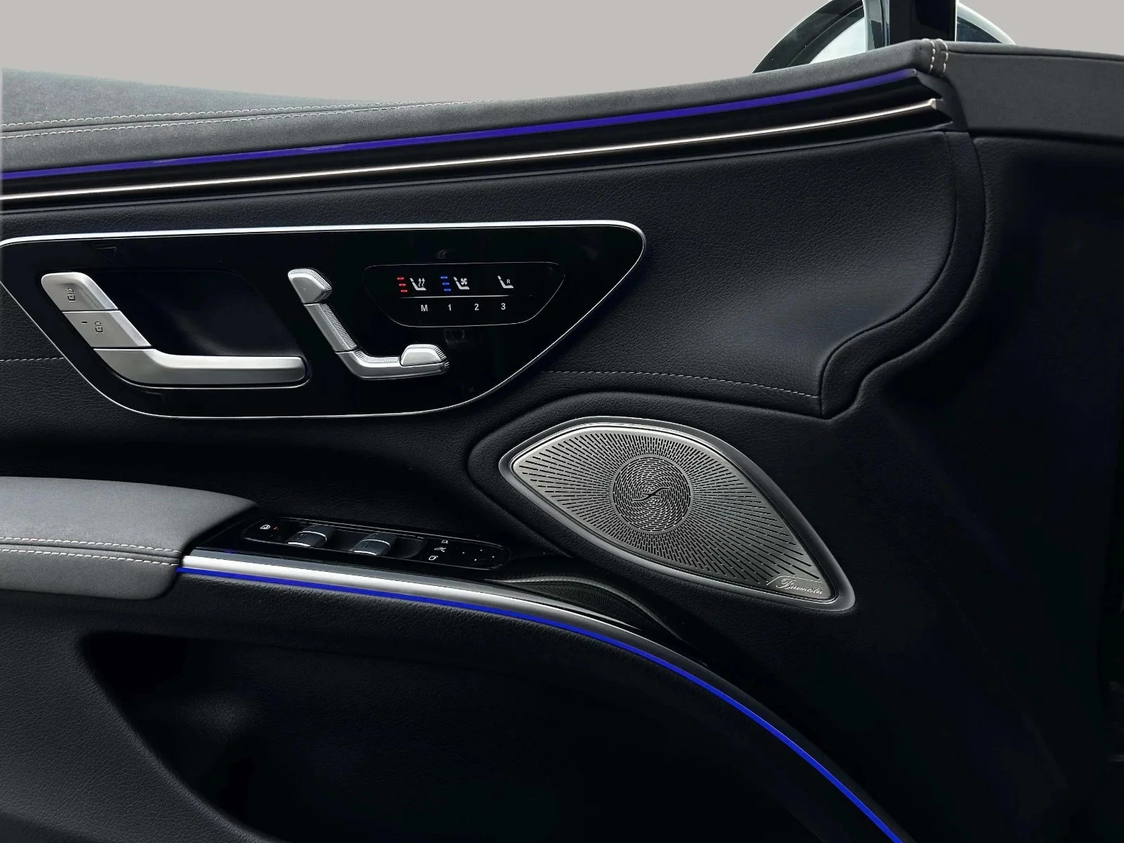 Mercedes-Benz-EQS-image-12