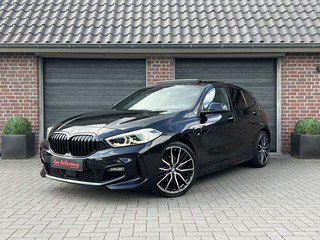 Hoofdafbeelding BMW 1 Serie BMW 1 Serie 118I High Exe M-Sport Pano Sfeer Zwart optiek ACC