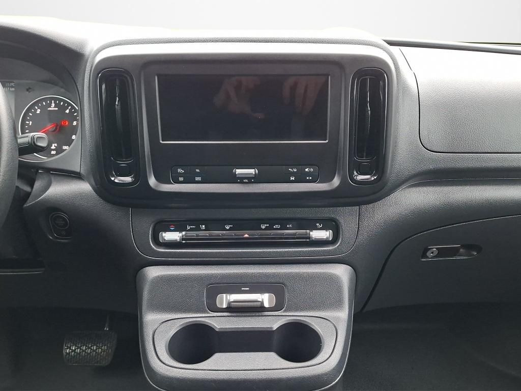Mercedes-Benz-Vito-image-13