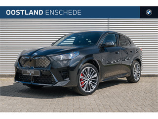 BMW iX2 eDrive20 M Sport / Trekhaak / Sportstoelen / Achteruitrijcamera / Adaptieve LED / M Adaptief onderstel / Comfort Access / Parking Assistant