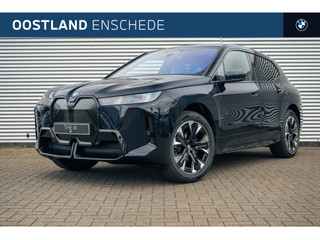 BMW iX xDrive45 M Sport / Panoramadak Sky Lounge / Trekhaak / M Multifunctionele Stoelen / Parking Assistant Professional / Comfort Access
