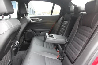 Alfa Romeo Giulia Alfa Romeo Giulia 2.0 T 280PK GME AWD VELOCE | ROSSO ETNA | SPERDIFFERENTIEEL Q4 | HARMAN KARDON BEAUTIFUL SOUND PACK 900W INCLUSIEF LEDEREN DASHBOARD | ALARM SYSTEEM | RIJASSISTENPAKKET | DODEHOEK DETECTIE | ELEKTRISCH BEDIENBARE VOORSTOELEN MET GEHEUGEN FUNCTIE | LEDEREN BEKLEDING | ZWARTE HEMELBEKLEDING | FULL LED MATRIX KOPLAMPEN | NAVIGATIE | APPLE CARPLAY/ANDROID AUTO | PARKEERSENSOREN VOOR EN ACHTER | 19