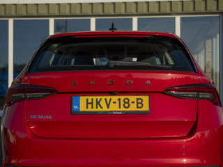 Škoda Octavia Škoda Octavia Combi 1.5 TSI MHEV Business Edition Plus | Matrix LED | Chrome pakket | Stoel-, Stuur- & voorruitverwarming | Navi 13inch | Elektr.trekhaak | El. achterklep m.sensor | ACC | - afbeelding nr 39