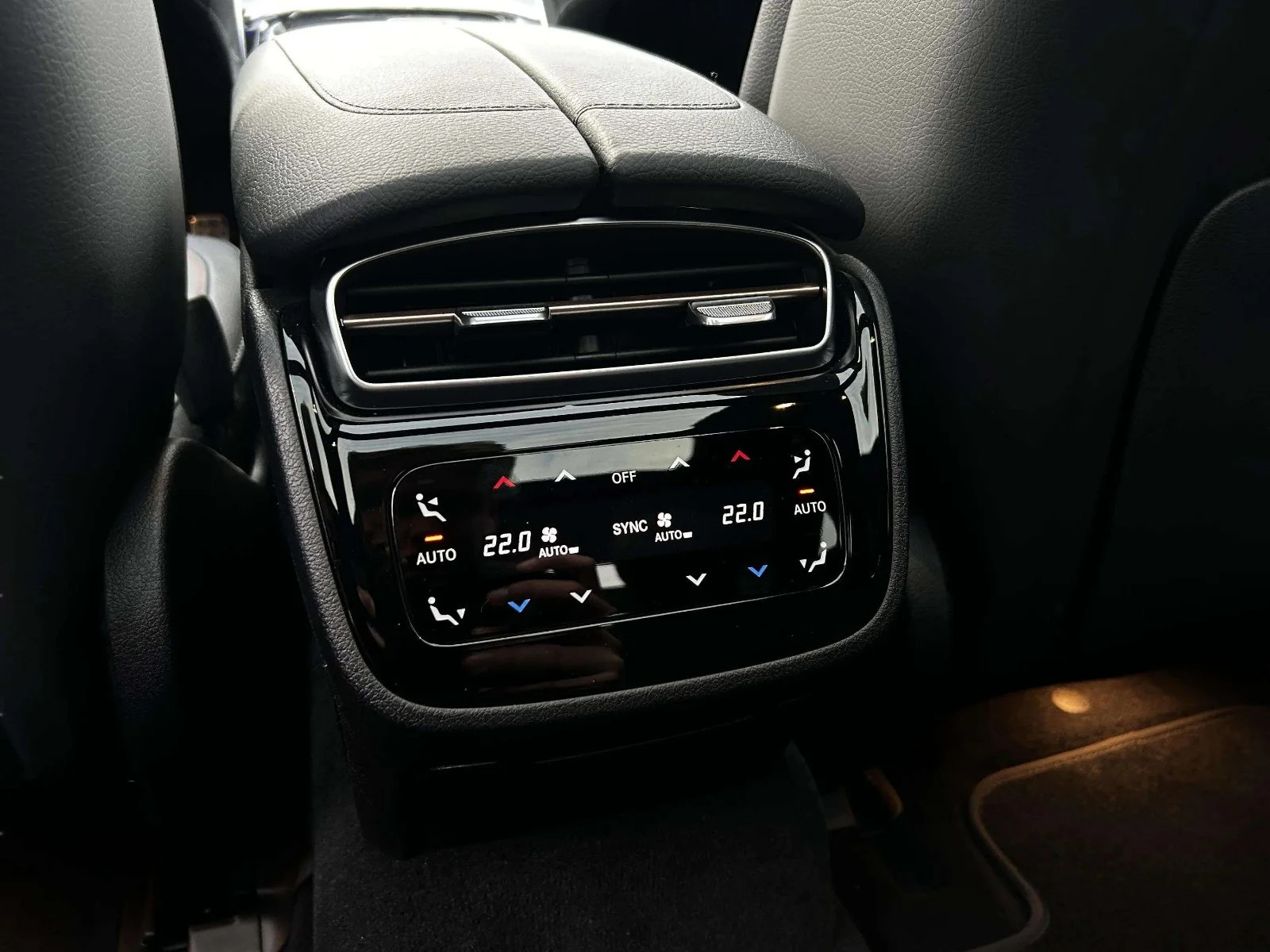 Mercedes-Benz-EQE-image-14