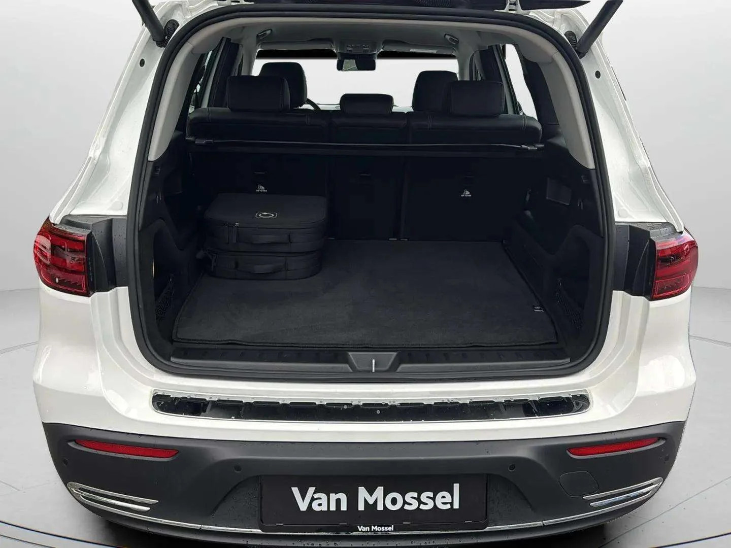 Mercedes-Benz-EQB-image-12