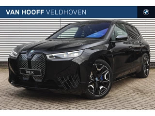 Hoofdafbeelding BMW iX BMW iX xDrive50 High Executive Sport / Panoramadak Sky Lounge / Trekhaak / Laserlight / Bowers & Wilkins / Parking Assistant Plus / Stoelventilatie / Soft-Close