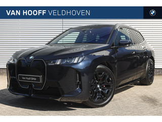 BMW iX xDrive45 M Sport / Panoramadak Sky Lounge / Trekhaak / M Multifunctionele Stoelen / Parking Assistant Professional / Soft-Close / Active Steering