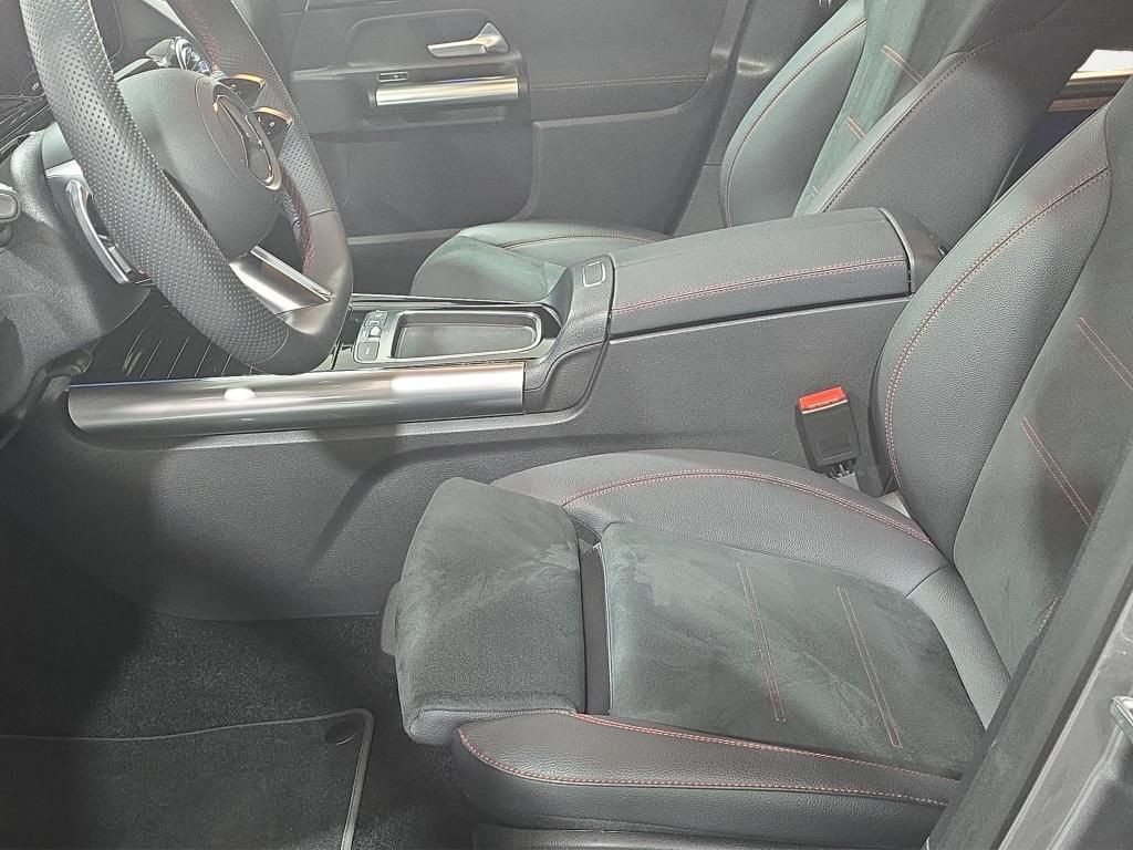 Mercedes-Benz-GLA-image-17