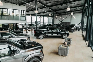 Land Rover Range Rover Land Rover Range Rover P550e | NIGHT | GARANTIE TOT 14-03-2029 | HEAD-UP | ACHTERAS BESTURING | SOFT CLOSE | PHEV | 23 INCH VELGEN | PANORAMADAK | STUURVERWARMING | STOEL KOELING | Fabrieksgarantie tot 14-03-2029 – Geniet van gemoedsrust met uitgebreide dekking tot deze datum. GZK-71-D - afbeelding nr 57