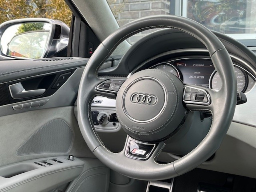 Hoofdafbeelding Audi S8
