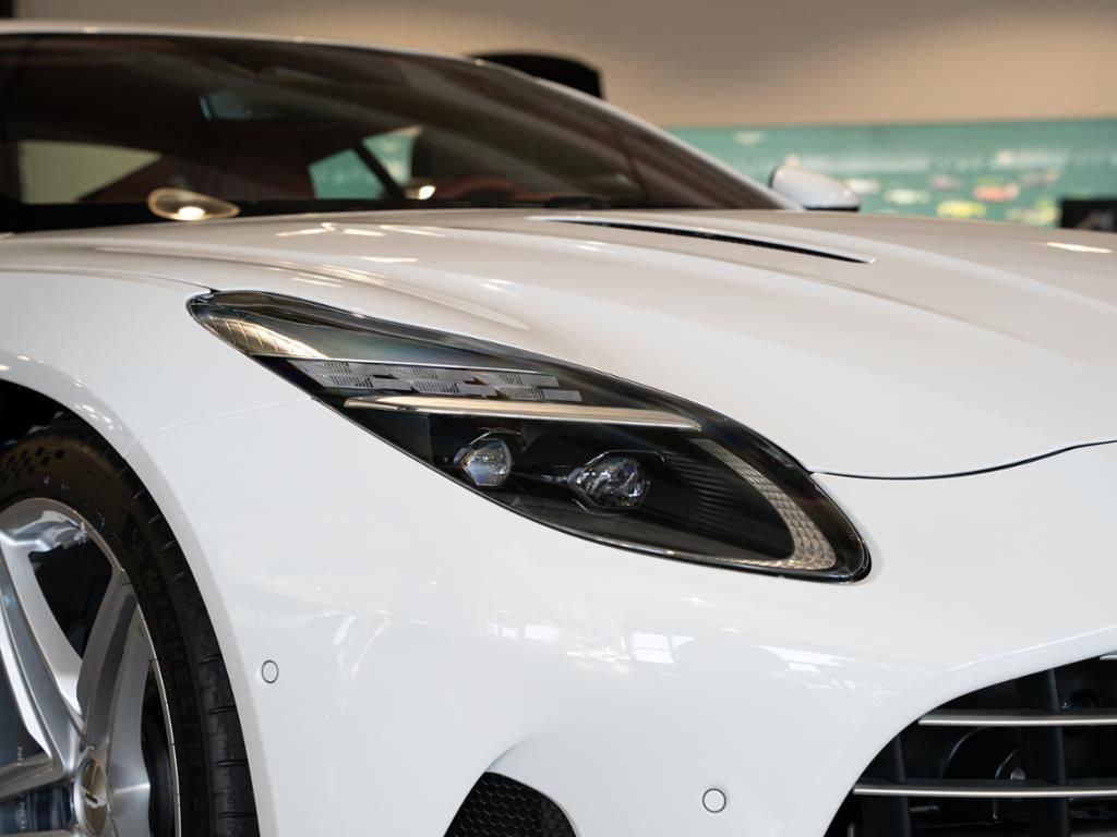 Aston Martin-DB12-image-14