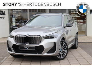 BMW iX1 eDrive20 High Executive M Sport 67 kWh / Panoramadak / Trekhaak / Sportstoelen / Adaptief M Onderstel / Parking Assistant Plus / Adaptieve LED / Memory Seats