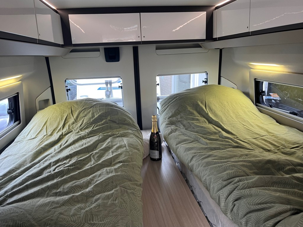 Hoofdafbeelding Adria Twin 640 Slb Plus Enkele Bedden 2x Airco