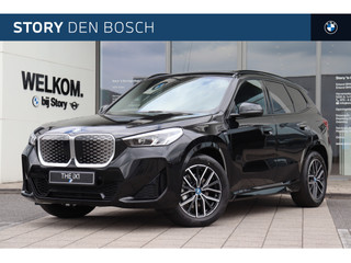 BMW iX1 eDrive20 M Sport / Panoramadak / Sportstoelen / Achteruitrijcamera / M Adaptief onderstel / Parking Assistant