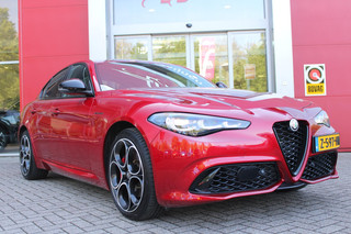 Alfa Romeo Giulia Alfa Romeo Giulia 2.0 T 280PK GME AWD VELOCE | ROSSO ETNA | SPERDIFFERENTIEEL Q4 | HARMAN KARDON BEAUTIFUL SOUND PACK 900W INCLUSIEF LEDEREN DASHBOARD | ALARM SYSTEEM | RIJASSISTENPAKKET | DODEHOEK DETECTIE | ELEKTRISCH BEDIENBARE VOORSTOELEN MET GEHEUGEN FUNCTIE | LEDEREN BEKLEDING | ZWARTE HEMELBEKLEDING | FULL LED MATRIX KOPLAMPEN | NAVIGATIE | APPLE CARPLAY/ANDROID AUTO | PARKEERSENSOREN VOOR EN ACHTER | 19