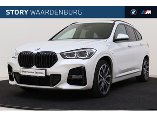 BMW X1 xDrive25e High Executive M Sport Automaat / Panoramadak / Sportstoelen / Achteruitrijcamera / Head-Up / Adaptieve LED / Comfort Access / Active Cruise Control