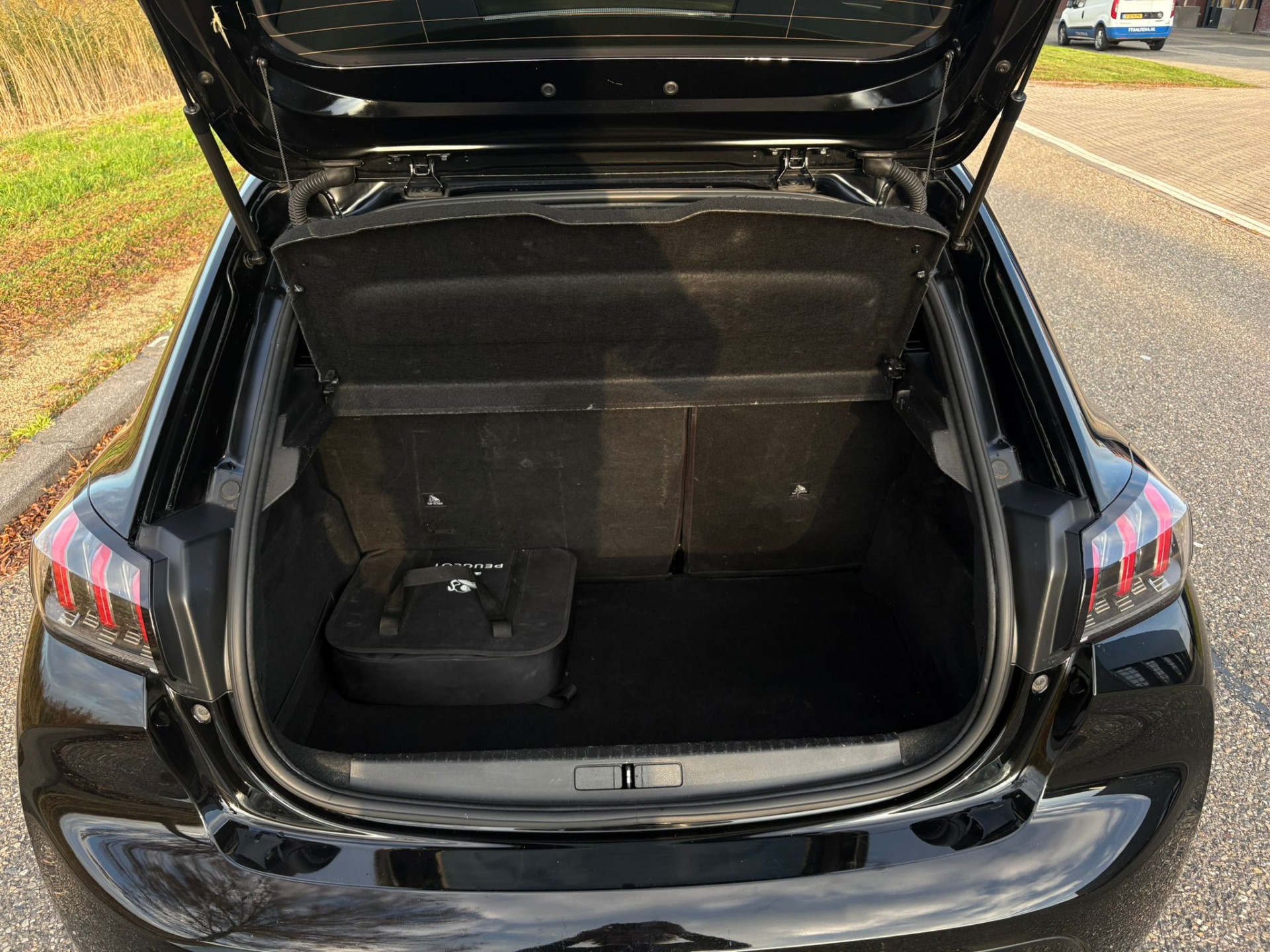 Hoofdafbeelding Peugeot e-208