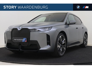BMW iX xDrive60 M Sport / Panoramadak Sky Lounge / Trekhaak / Bowers & Wilkins / M Multifunctionele Stoelen / Parking Assistant Professional / Comfort Access