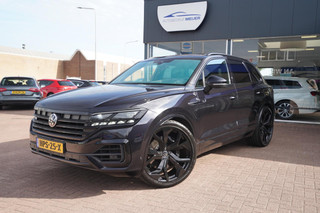 Hoofdafbeelding Volkswagen Touareg Volkswagen Touareg 3.0 TSi 4MOTION RLine | Automaat | Navigatie | Camera | Vol opties | Dealerauto | Full Black | Inruil mogelijk