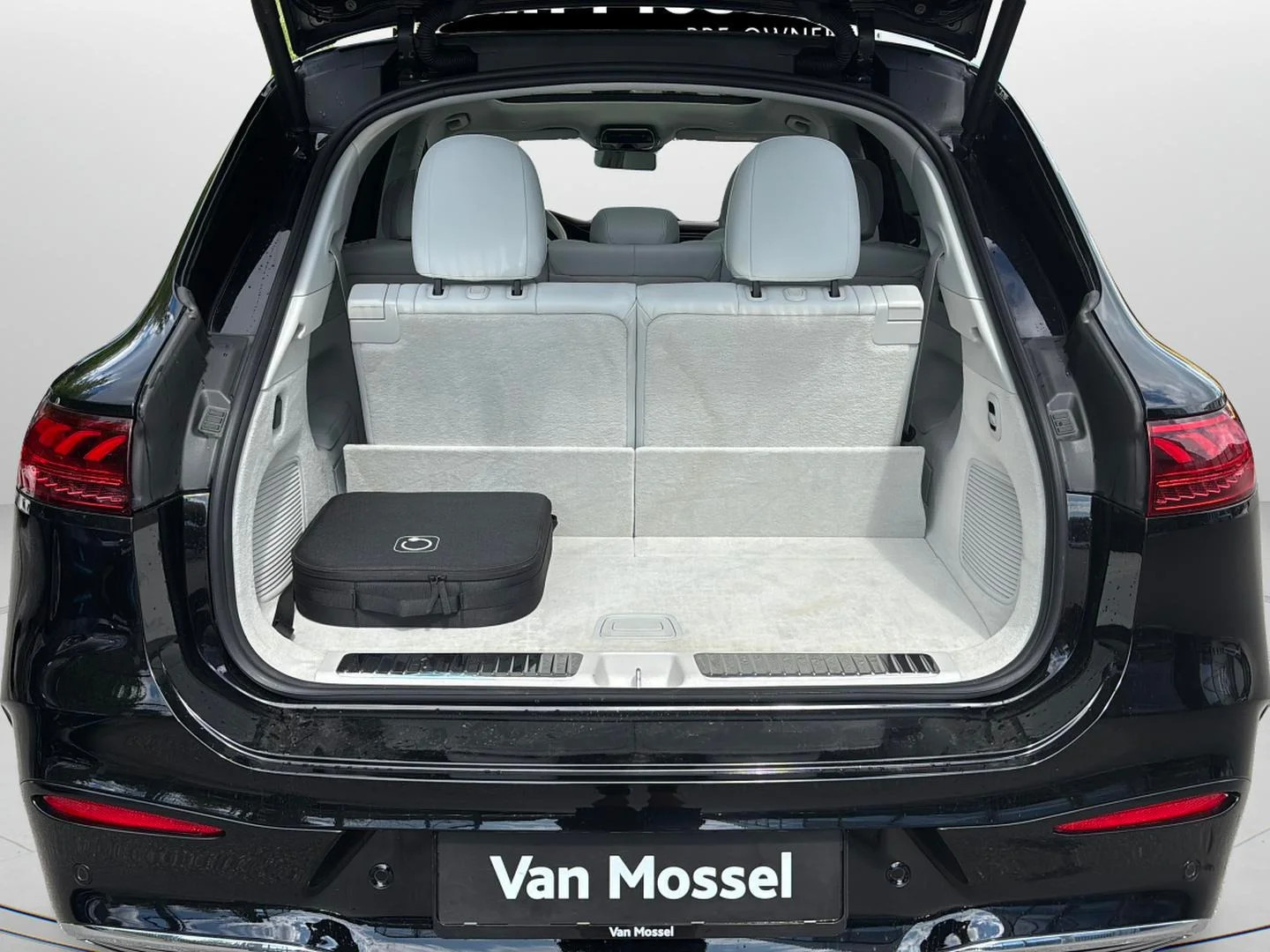 Mercedes-Benz-EQS-image-21