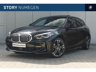 BMW 1 Serie 118i High Executive M Sport Automaat / Panoramadak / Sportstoelen / Achteruitrijcamera / Comfort Access / Adaptieve LED / M Sportonderstel / Live Cockpit Professional