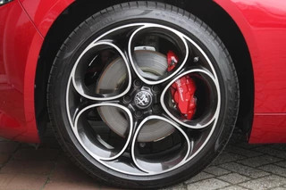 Alfa Romeo Giulia Alfa Romeo Giulia 2.0 T 280PK GME AWD VELOCE | ROSSO ETNA | SPERDIFFERENTIEEL Q4 | HARMAN KARDON BEAUTIFUL SOUND PACK 900W INCLUSIEF LEDEREN DASHBOARD | ALARM SYSTEEM | RIJASSISTENPAKKET | DODEHOEK DETECTIE | ELEKTRISCH BEDIENBARE VOORSTOELEN MET GEHEUGEN FUNCTIE | LEDEREN BEKLEDING | ZWARTE HEMELBEKLEDING | FULL LED MATRIX KOPLAMPEN | NAVIGATIE | APPLE CARPLAY/ANDROID AUTO | PARKEERSENSOREN VOOR EN ACHTER | 19
