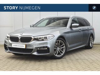Hoofdafbeelding BMW 5 Serie BMW 5 Serie Touring 520i High Executive M Sport Automaat / Trekhaak / Sportstoelen / Stoelverwarming / PDC / Comfort Access / Getint glas achter