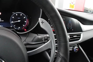 Alfa Romeo Giulia Alfa Romeo Giulia 2.0 T 280PK GME AWD VELOCE | ROSSO ETNA | SPERDIFFERENTIEEL Q4 | HARMAN KARDON BEAUTIFUL SOUND PACK 900W INCLUSIEF LEDEREN DASHBOARD | ALARM SYSTEEM | RIJASSISTENPAKKET | DODEHOEK DETECTIE | ELEKTRISCH BEDIENBARE VOORSTOELEN MET GEHEUGEN FUNCTIE | LEDEREN BEKLEDING | ZWARTE HEMELBEKLEDING | FULL LED MATRIX KOPLAMPEN | NAVIGATIE | APPLE CARPLAY/ANDROID AUTO | PARKEERSENSOREN VOOR EN ACHTER | 19