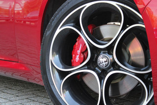 Alfa Romeo Giulia Alfa Romeo Giulia 2.0 T 280PK GME AWD VELOCE | ROSSO ETNA | SPERDIFFERENTIEEL Q4 | HARMAN KARDON BEAUTIFUL SOUND PACK 900W INCLUSIEF LEDEREN DASHBOARD | ALARM SYSTEEM | RIJASSISTENPAKKET | DODEHOEK DETECTIE | ELEKTRISCH BEDIENBARE VOORSTOELEN MET GEHEUGEN FUNCTIE | LEDEREN BEKLEDING | ZWARTE HEMELBEKLEDING | FULL LED MATRIX KOPLAMPEN | NAVIGATIE | APPLE CARPLAY/ANDROID AUTO | PARKEERSENSOREN VOOR EN ACHTER | 19
