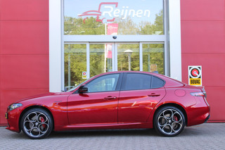 Alfa Romeo Giulia Alfa Romeo Giulia 2.0 T 280PK GME AWD VELOCE | ROSSO ETNA | SPERDIFFERENTIEEL Q4 | HARMAN KARDON BEAUTIFUL SOUND PACK 900W INCLUSIEF LEDEREN DASHBOARD | ALARM SYSTEEM | RIJASSISTENPAKKET | DODEHOEK DETECTIE | ELEKTRISCH BEDIENBARE VOORSTOELEN MET GEHEUGEN FUNCTIE | LEDEREN BEKLEDING | ZWARTE HEMELBEKLEDING | FULL LED MATRIX KOPLAMPEN | NAVIGATIE | APPLE CARPLAY/ANDROID AUTO | PARKEERSENSOREN VOOR EN ACHTER | 19
