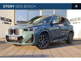 Hoofdafbeelding BMW iX1 BMW iX1 eDrive20 M Sport / Panoramadak / Trekhaak / Sportstoelen / Stoelverwarming / Adaptieve LED / Parking Assistant / Harman Kardon / M Adaptief onderstel