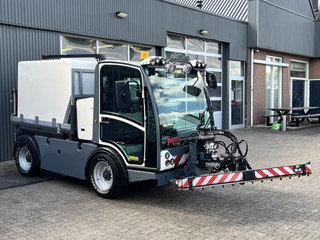 boschung P4T Pony Werktuigdrager Stratenreinigingmachine  Hogedrukspuit Kipper Hoge Reiniger Terrasreiniger Watertank  Vierwielbesturing