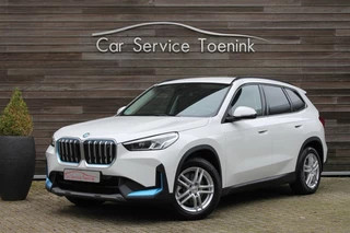 BMW iX1 xDrive 30, Trekhaak, Mocca Sensatec, M onderstel, Park Assist!